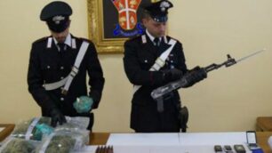 I carabinieri con la droga e il kalashnikov sequestrati