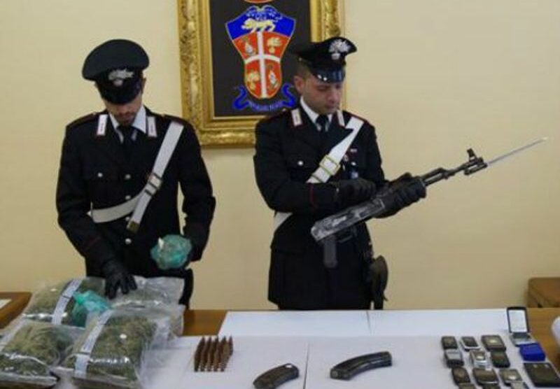I carabinieri con la droga e il kalashnikov sequestrati