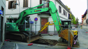 Ruspe al lavoro in centro a Biassono per l’apertura dei cantieri del sistema fognario