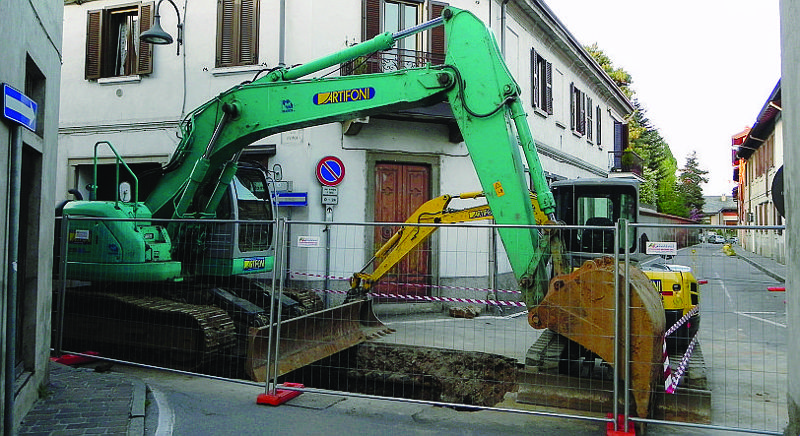 Ruspe al lavoro in centro a Biassono per l’apertura dei cantieri del sistema fognario