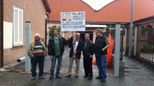 I residenti di via Monte Rosa che protestano con tanto di cartelli