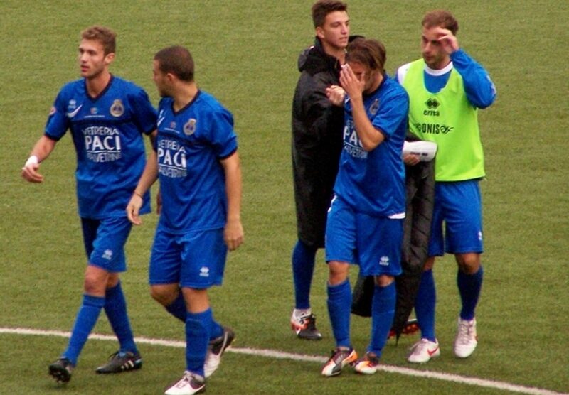 Calcio, Alessandro Comi del Seregno festeggiato dai compagni