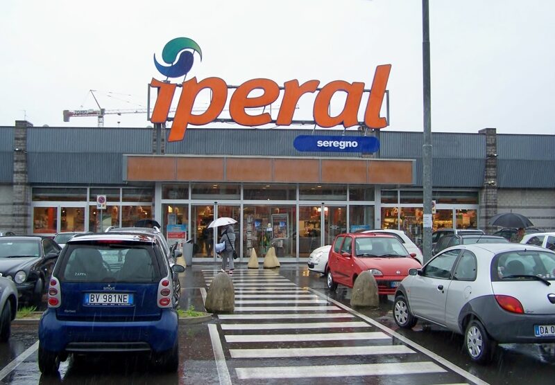 L’ingresso del supermercato Iperal di via Verdi a Seregno