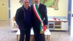 Rino Nespoli con l’assessore giussanese Pasquale Longobardi nell’asilo di Ostiglia appena inaugurato