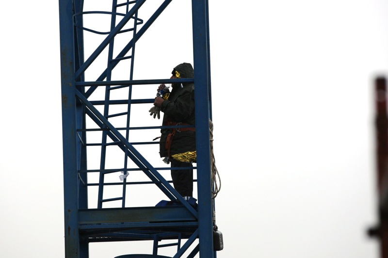 L’operaio sulla gru del cantiere di via Adua