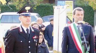A sinistra, l’ormai ex capitano dei carabinieri di Seregno Luigi Spenga. A destra, il sindaco Giacinto Mariani