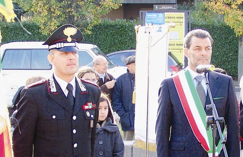 A sinistra, l’ormai ex capitano dei carabinieri di Seregno Luigi Spenga. A destra, il sindaco Giacinto Mariani