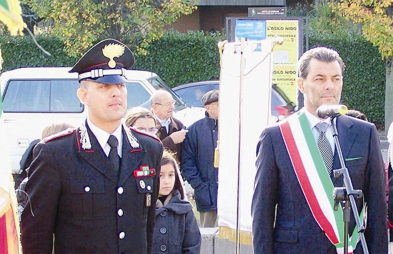 A sinistra, l’ormai ex capitano dei carabinieri di Seregno Luigi Spenga. A destra, il sindaco Giacinto Mariani