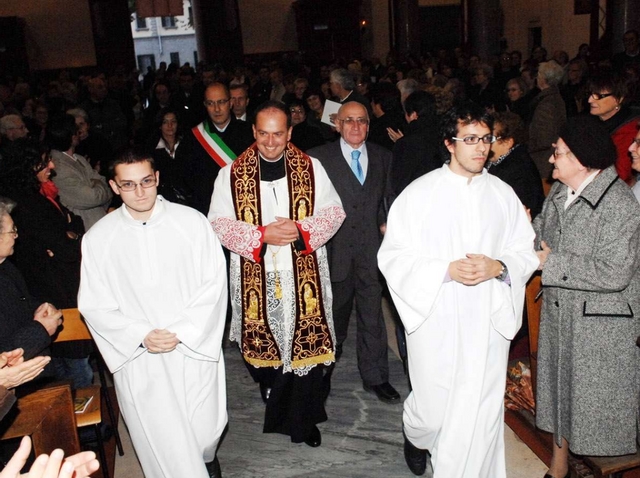 Giussano, migliaia di fedeliad accogliere il nuovo parroco