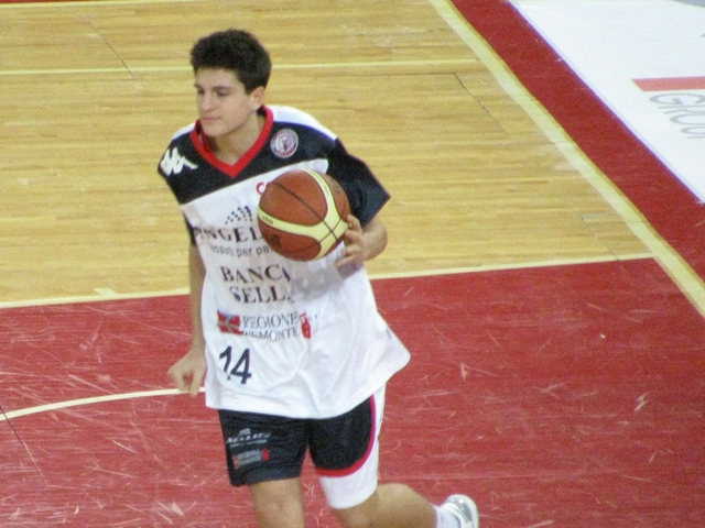 A 15 anni nella serie A di basketNiccolò, da Monza al sogno Biella