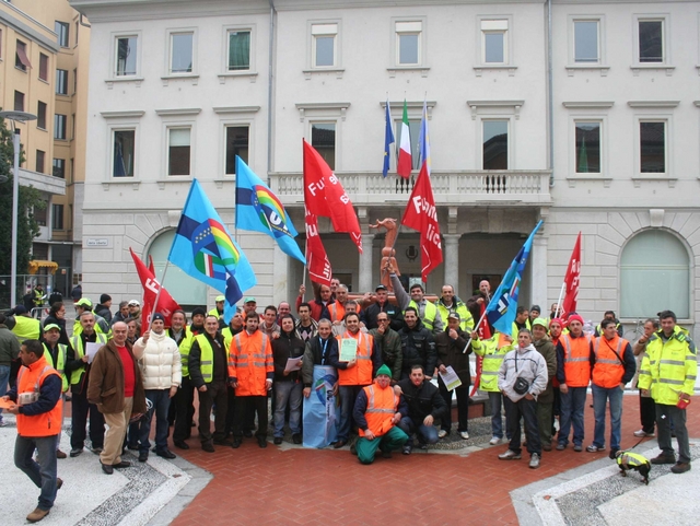 Sciopero degli addetti all’igiene:presidio in piazza a Seregno