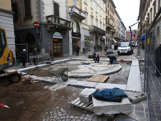 Cantiere in centro, i negozianti:«Così Monza rovina il Natale»