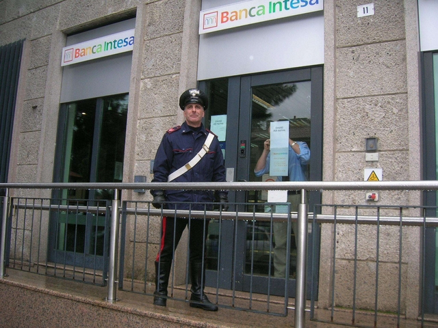Vimercate, colpo in pieno centroRapina alla filiale Intesa San Paolo