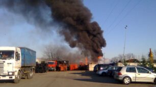 Desio, macchinario “va in corto”Incendio al deposito rottami