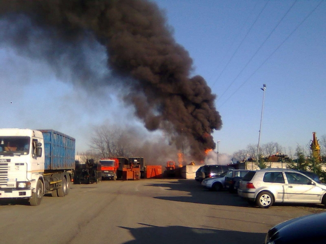 Desio, macchinario “va in corto”Incendio al deposito rottami