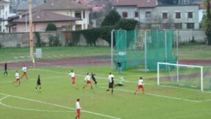 Calcio, il Seregno fa il colpo al 90’Piega la Base e tiene la testa