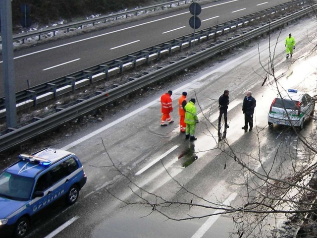 Tubo rotto, caos in Milano-MedaStrada ghiacciata per diverse ore