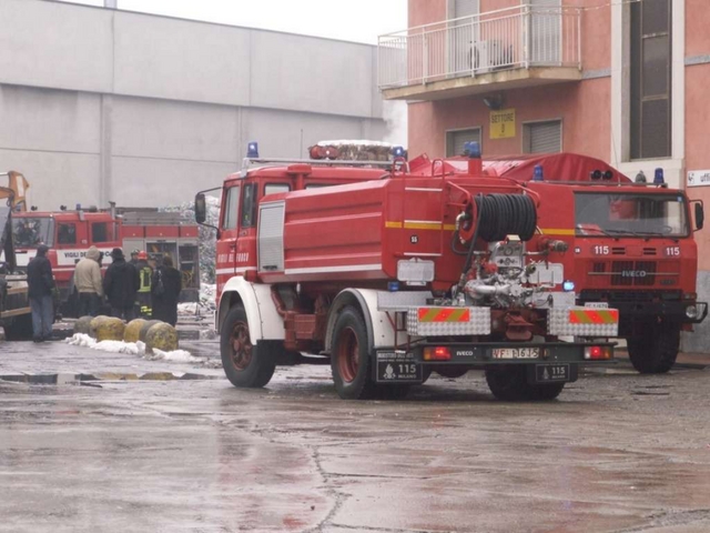 Limbiate, incendio in una dittaDue giorni per spegnere il rogo