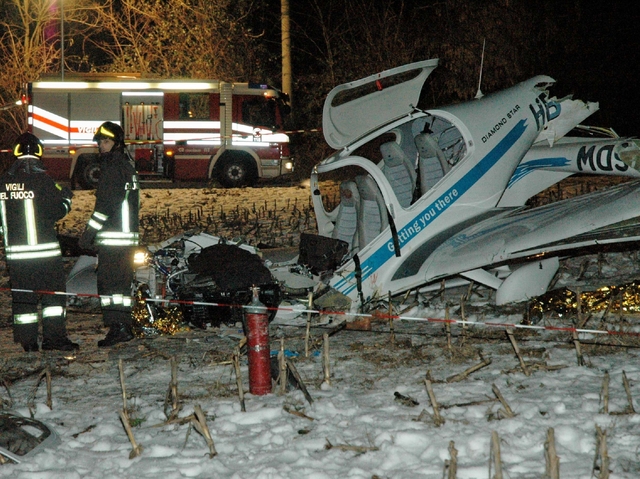 Carate, l’aereo precipitatoEsce dal coma l’allievo pilota