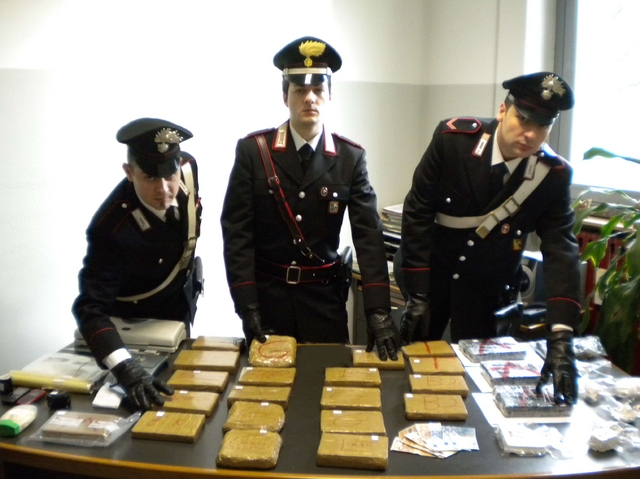 Cesano, in casa 16 chili di cocainaScappa sui tetti ma viene arrestato