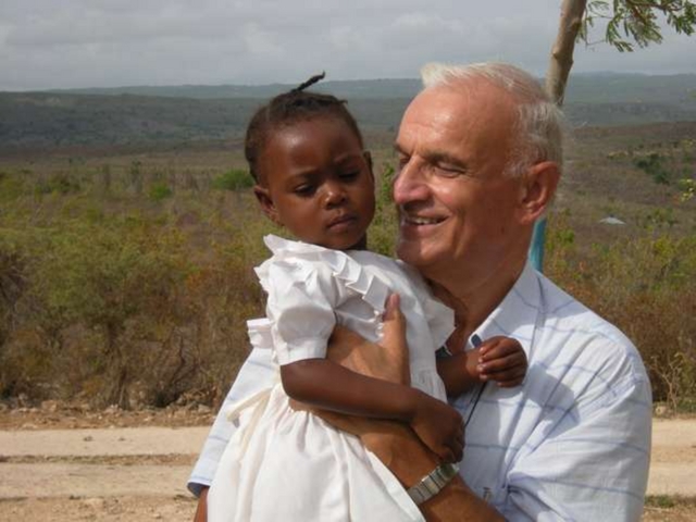 Don Mauro Brescianini è vivo«Ad Haiti situazione drammatica»