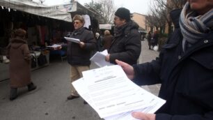 Monza, protesta alle Regionali:«Votate per puzze e sicurezza»