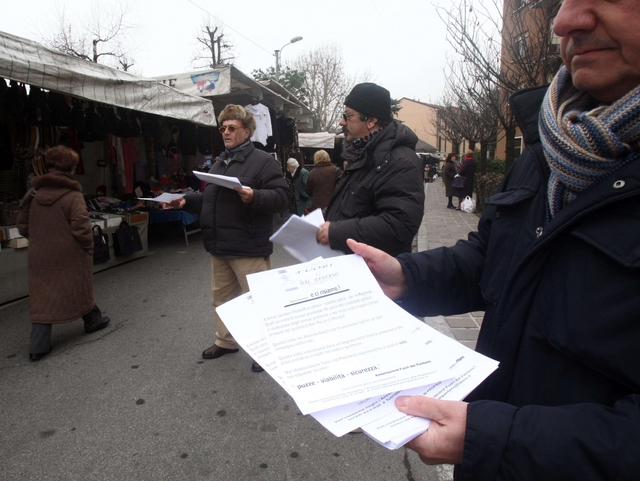 Monza, protesta alle Regionali:«Votate per puzze e sicurezza»