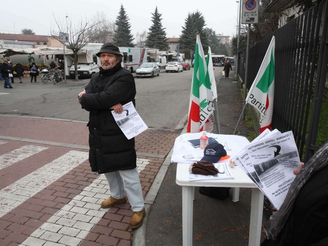 Monza, protesta Pd al mercato«San Rocco, una camera a gas»