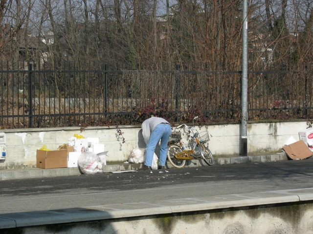 Cesano, pensionati nuovi poveri:frugano tra gli scarti del mercato