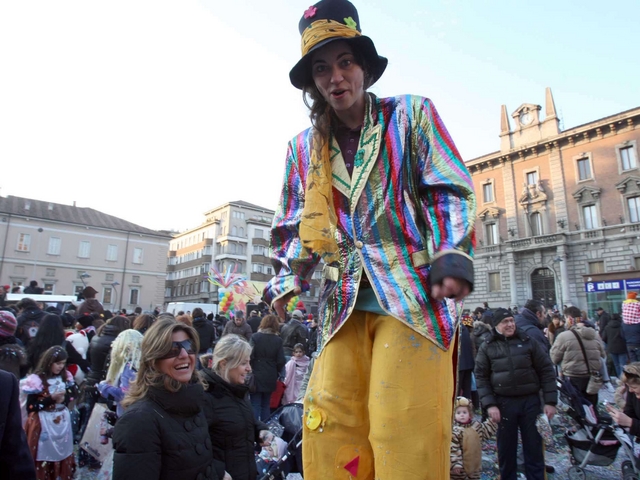 Domenica di carnevale a MonzaLe sfilate tra oratori e Sardegna