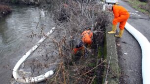Disastro nel Lambro: «L’aziendanon doveva avere tutto quel gasolio»