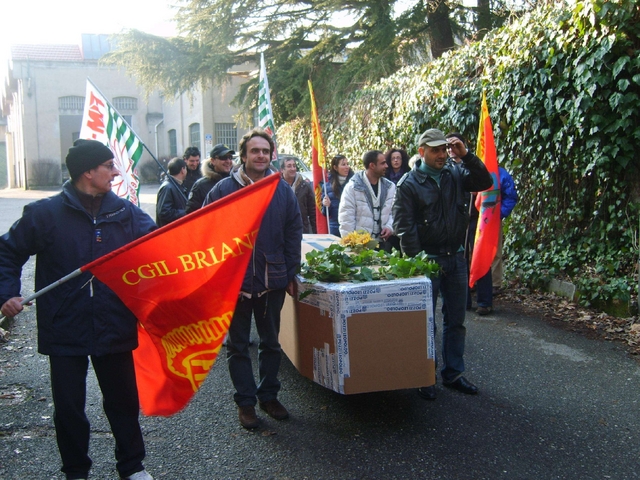 Carate, «funerale» alla PozziE presidio anche alle ex Ranger