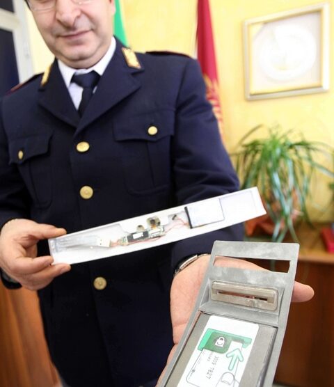 Monza, sequestrato apparecchioper clonare le carte bancomat