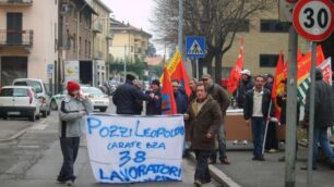 Carate, lavoratori della «Pozzi»in corteo per le vie del centro