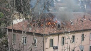 Triuggio, palazzina a fuocoSgomberate sette famiglie