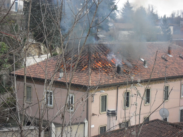 Triuggio, palazzina a fuocoSgomberate sette famiglie