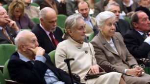 La moglie: ”Vive nel suo mondocircondato dagli amati libri”