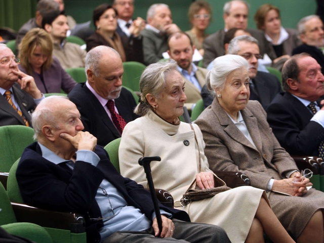 La moglie: ”Vive nel suo mondocircondato dagli amati libri”
