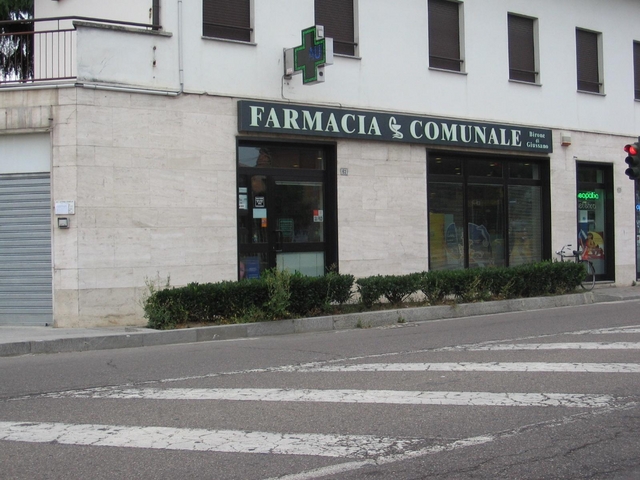 Giussano, taglierino alla goladel farmacista: via con 1.200 euro