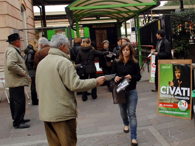 Seveso, pendolari a ”km zero”Volantinaggio del Pd in stazione