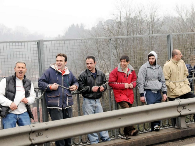 Carate, gli operai della Pozzis’incatenano al ponte grande