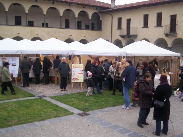 Domenica a Calolziomercatino antiquariato