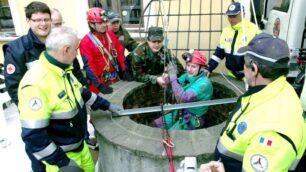 Desio, a caccia di tesori nel pozzoEmergono solo lattine e cartacce