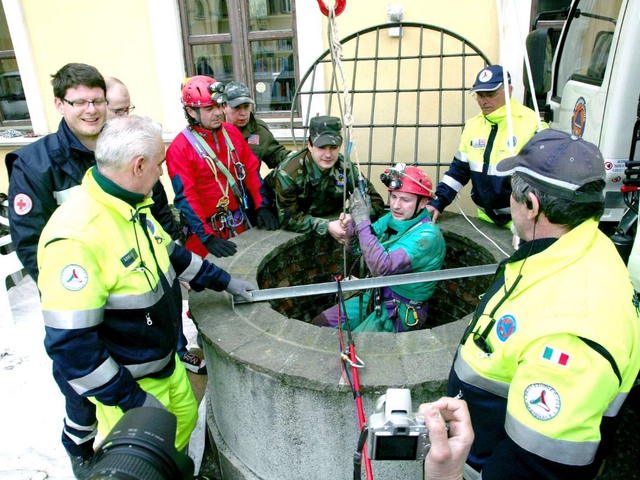 Desio, a caccia di tesori nel pozzoEmergono solo lattine e cartacce