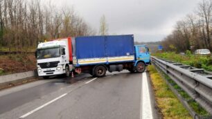 Tir si mette di traverso sulla 36Lunghe code in direzione Sud