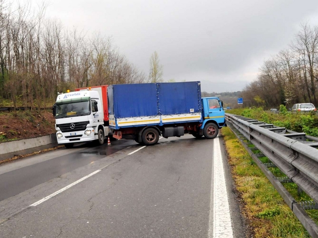 Tir si mette di traverso sulla 36Lunghe code in direzione Sud