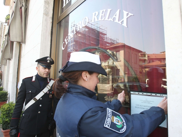 Monza, blitz di carabinieri e vigiliin un centro massaggi di Triante
