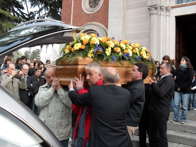 Triuggio: folla immensa in chiesaai funerali di Alessandro Colombo