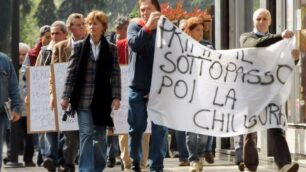 Marcia di protesta a Lentate«Non chiudete quelle stanghe»