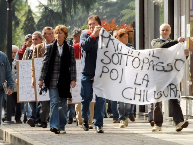 Marcia di protesta a Lentate«Non chiudete quelle stanghe»